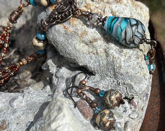 Conjunto de joyería de vidrio soplado con cristal marfil plateado, collar y pendientes, estilo steampunk artesanal.