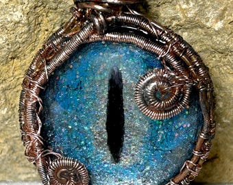 Collar colgante amuleto de ojo azul de dragón mítico, cabujón de vidrio pintado a mano, envuelto en alambre de cobre.