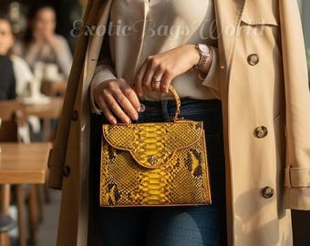 Bolso de mano de piel de pitón amarilla con asa superior / Elaborado con precisión y realza la belleza