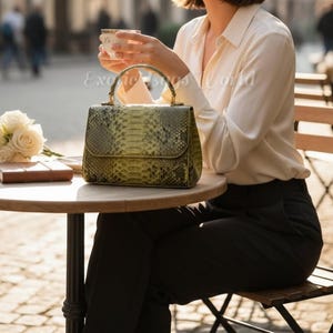 Topphandtagsväska i pytonläder | Tillverkad med precision och skönhet