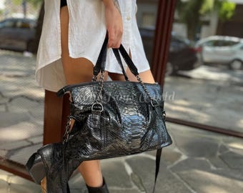 Bolso de mano de piel de pitón negra con asa superior / Elaborado con precisión y realza la belleza