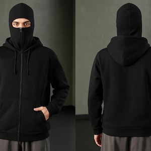 Könnte beinhalten: Schwarzer Kapuzenpullover mit Reißverschluss und Sturmhaube. Der Hoodie hat einen durchgehenden Reißverschluss, eine Kapuze und eine Vordertasche. Das Bild zeigt die Vorder- und Rückseite des Hoodies.