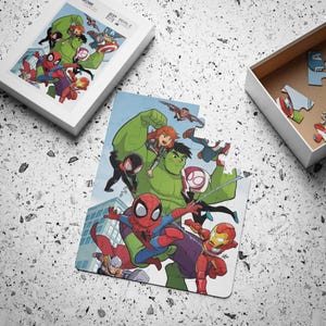 Puede incluir: Un rompecabezas parcialmente ensamblado con superhéroes de Marvel, incluidos Spider-Man, Hulk e Iron Man. El rompecabezas está sobre un fondo azul claro con un paisaje urbano y otros personajes. El rompecabezas está en una caja blanca.