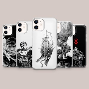 Può includere: Una collezione di custodie per telefoni con illustrazioni manga in bianco e nero. I disegni includono il volto di un personaggio, una figura con una spada e altre pose d'azione. Le custodie sono in fila, mostrando la varietà di opere d'arte.