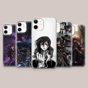 Könnte beinhalten: Eine Sammlung von fünf transparenten Handyhüllen mit Anime-Charakter-Designs. Die Hüllen zeigen verschiedene Illustrationen, darunter ein Schwarz-Weiß-Porträt, eine Figur mit lila Augen und andere Grafiken im Anime-Stil. Die Hüllen sind für ein Smartphone konzipiert.