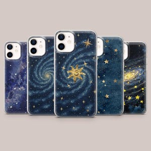 Puede incluir: Una colección de cinco fundas para teléfono con diseños celestiales. Las fundas presentan un fondo azul oscuro con estrellas doradas y patrones de galaxias arremolinadas. Una funda tiene un diseño de sol dorado.