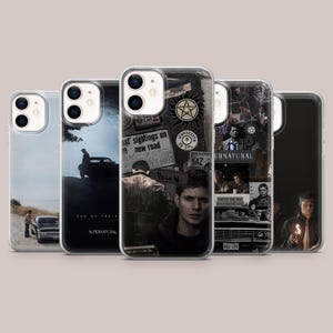 Może przedstawiać: Kolekcja pięciu przezroczystych etui na telefon z różnymi wzorami. Etui przedstawiają obrazy samochodu, aktorów i tekst, w tym "SUPERNATURAL", "ast sightings on new road" i "KAZ". Etui są przeznaczone do smartfona.