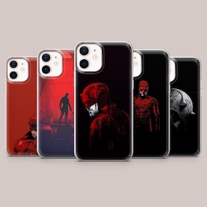 Peut inclure: Une collection de cinq coques de téléphone avec des illustrations de super-héros en rouge et noir. Les coques présentent différentes poses et scènes du personnage, avec une bordure de protection transparente.