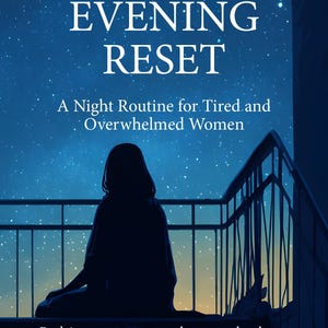 Può includere: Copertina del libro "THE EVENING RESET" con sfondo di cielo notturno. La copertina presenta la silhouette di una persona seduta su dei gradini, che guarda le stelle. Il testo recita "A Night Routine for Tired and Overwhelmed Women."