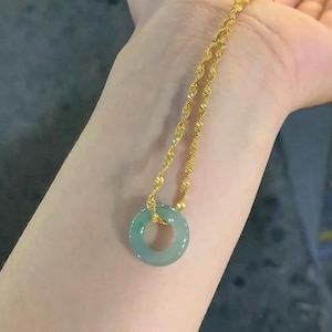 Colgante de jade tipo A, jadeíta natural sin tratar. Collar de auténtica joyería de jade verde hielo.