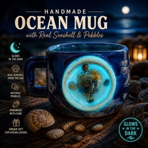 Puede incluir: Taza oceánica hecha a mano con conchas y guijarros reales. La taza de cerámica azul oscuro brilla en la oscuridad y presenta un diseño único con elementos naturales. Un regalo único para los amantes del océano.