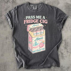 Pass Me A Fridge Cig Shirt, Alani Energy Drink Tee, Funny Gym T-Shirt, Retro Graphic Streetwear, Comfort Colors Unisex Oversized Top bild 1
