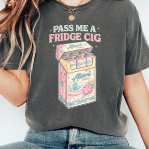 Pass Me A Fridge Cig Shirt, Alani Energy Drink Tee, Funny Gym T-Shirt, Retro Graphic Streetwear, Comfort Colors Unisex Oversized Top bild 3