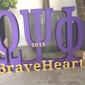 オメガ・プサイ・ファイのデスクサイン