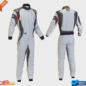 Peut inclure: Combinaison de course grise claire avec des d&eacute;tails noirs et rouges. La combinaison a des manches longues, un col montant et le logo OMP. Vue avant et arri&egrave;re.