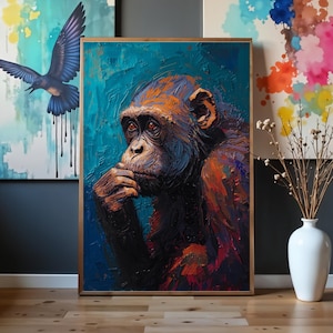 Peut inclure: Peinture à l'huile encadrée d'un chimpanzé, aux tons orange, marron et bleu. L'œuvre présente une texture en relief, de style impasto, soulignant l'expression pensive du chimpanzé. La peinture est posée sur un fond bleu sarcelle.