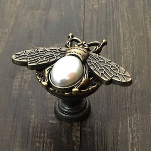 Bee Knob Cabinet Knob Dresser knobs Funiture Knob pull / Dresser Pull / Cabinet Knob / Furniture Decro