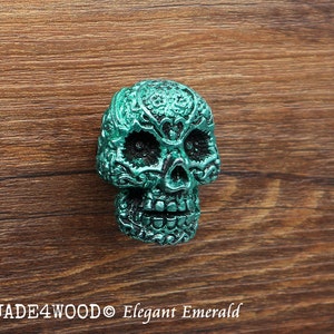 Peut inclure: Un crâne vert turquoise avec des motifs floraux complexes, un élément décoratif populaire pour la décoration de la maison.