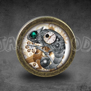 Peut inclure: Un bouton rond de couleur laiton avec un fond blanc et une image détaillée d'un caméléon steampunk avec des engrenages et un cadran d'horloge. L'œil du caméléon est vert vif.