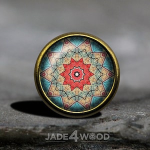 Peut inclure: Un pendentif rond de couleur laiton avec un motif de mandala coloré. Le mandala présente une étoile centrale avec des couleurs rouge, jaune, bleu et blanc. Le pendentif est parfait pour ajouter une touche de style bohème à n'importe quelle tenue.