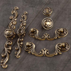 Tirador de estilo francés chic con placa trasera / Tirador de bronce antiguo para gabinete de cocina, herrajes para muebles WM497