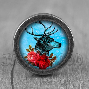 以下が含まれることがあります： 青と白の背景に、黒と白の鹿の頭と角、赤いバラが描かれた銀色のノブ。
