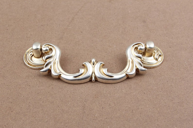 4.15 French Shabby Chic Bail Dresser Drawer Pulls Handles Antique Silver Drop Kitchen Cabinet Pull Handle Knobs Furniture Hardware WM984