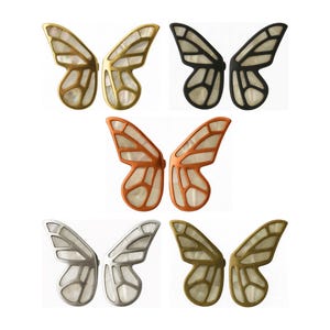 Può includere: Un set di tre tazze in ceramica con finitura maculata e opaca. Le tazze sono nei toni del crema, grigio chiaro e grigio scuro. Ogni tazza ha un design semplice e minimalista, perfetto per caffè o tè.