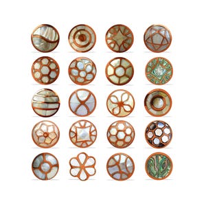 以下が含まれることがあります： さまざまな象嵌デザインが施された、20個の装飾的な丸いボタンのコレクション。ボタンは銅色の縁取りで、真珠母貝、幾何学模様、花柄が施されています。格子状に配置されています。