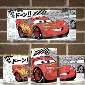K&ouml;nnte beinhalten: Ein Keramikbecher mit einem roten Rennwagen, der die Nummer 95 und gelbe Flammenaufkleber tr&auml;gt. Das Design zeigt eine Zielflagge, eine Zuschauermenge und den japanischen Text "ドーン!!" in Schwarz. Der Becher hat einen schwarzen Henkel und Rand.