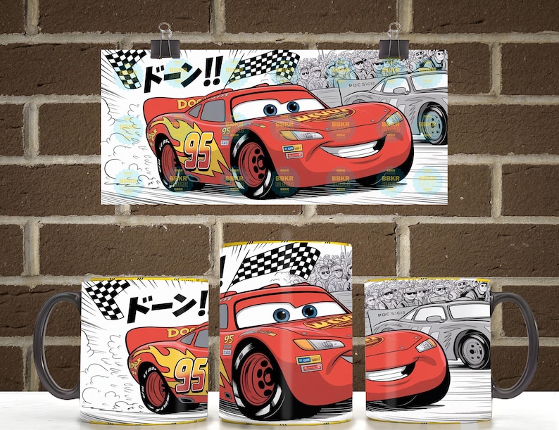K&ouml;nnte beinhalten: Ein Keramikbecher mit einem roten Rennwagen, der die Nummer 95 und gelbe Flammenaufkleber tr&auml;gt. Das Design zeigt eine Zielflagge, eine Zuschauermenge und den japanischen Text "ドーン!!" in Schwarz. Der Becher hat einen schwarzen Henkel und Rand.