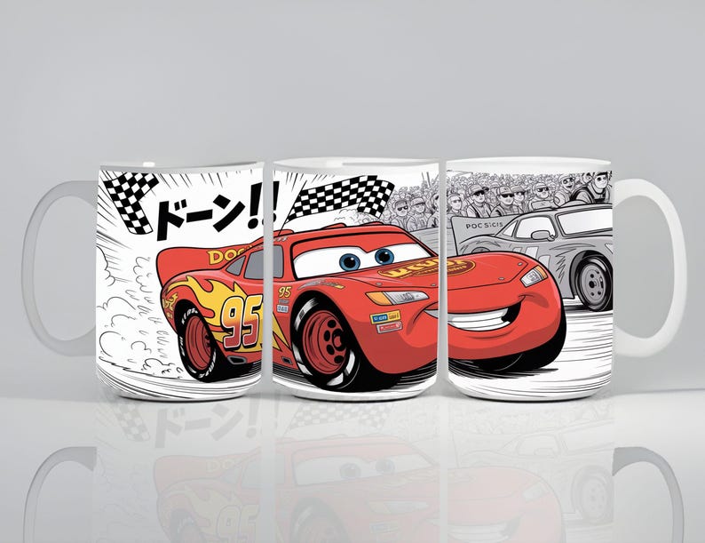 K&ouml;nnte beinhalten: Ein wei&szlig;er Keramikbecher mit einer grafischen Illustration eines roten Rennwagens mit der Nummer 95, gelben Flammenaufklebern und blauen Augen. Das Design umfasst eine Zielflagge, japanischen Text und eine Zuschauermenge im Schwarz-Wei&szlig;-Stil.
