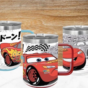 K&ouml;nnte beinhalten: Drei Edelstahlbecher mit Deckel, jeder mit einem roten Rennwagen mit der Nummer 95 und Flammengrafiken. Die Designs zeigen eine Zielflagge, eine Zuschauermenge und japanische Schriftzeichen auf einem wei&szlig;en Hintergrund.