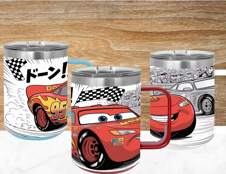 K&ouml;nnte beinhalten: Drei Edelstahlbecher mit Deckel, jeder mit einem roten Rennwagen mit der Nummer 95 und Flammengrafiken. Die Designs zeigen eine Zielflagge, eine Zuschauermenge und japanische Schriftzeichen auf einem wei&szlig;en Hintergrund.