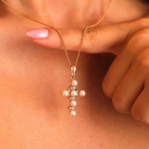 Puede incluir: Un juego de tres tazas de cerámica con un acabado mate moteado. Las tazas son de color crema, gris claro y gris oscuro. Cada taza tiene un diseño simple y minimalista y un asa redondeada.