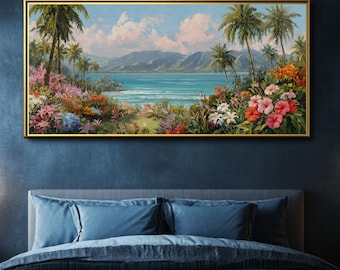 Könnte beinhalten: Ein gerahmtes Landschaftsgemälde zeigt eine tropische Strandszene. Palmen umrahmen den Blick auf das Meer und den Himmel, mit bunten Blumen im Vordergrund. Das Gemälde befindet sich in einem goldenen Rahmen und hängt über einem Bett mit blauer Bettwäsche.