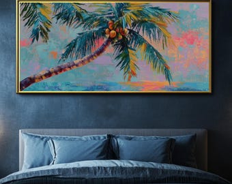 Könnte beinhalten: Ölgemälde einer Palme mit Kokosnüssen vor einem farbenfrohen Sonnenuntergang. Das Kunstwerk ist in Gold gerahmt und hängt über einem Bett mit blauer Bettwäsche. Das Gemälde zeigt Farbtöne von Blau, Grün, Gelb, Orange und Rosa.