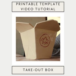 Puede incluir: Una caja de comida para llevar de cerámica color crema con un logotipo rojo de montaña y "Enjoy". La caja está abierta, revelando el interior. La parte superior de la imagen dice "PRINTABLE TEMPLATE VIDEO TUTORIAL" y la inferior dice "TAKE-OUT BOX".