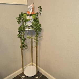 Högt 2-vånings metallväxtställ för inomhushörn | Modern guldfärgad blomkruka | Minimalistisk rund växthylla för vardagsrums- och sovrumsinredning