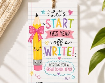 Etichette stampabili "Iniziamo l'anno scolastico con stile" / Etichette regalo per insegnanti per il ritorno a scuola / Etichette per il primo giorno di scuola (blocco note, matita) / Etichette per matita e penna su tela