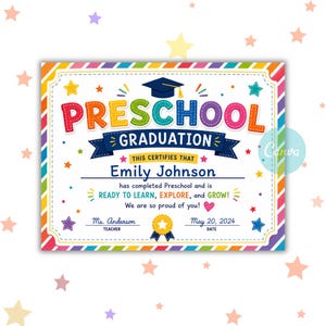 Peut inclure: Un certificat de fin d'études préscolaires coloré avec le mot "PRESCHOOL" en grandes lettres multicolores. Le certificat comprend le nom "Emily Johnson" et la date "20 mai 2024". Décoré d'étoiles et d'une toque de graduation.