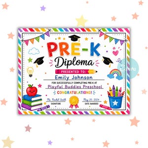 Può includere: Un colorato diploma di Pre-K con il testo "PRE-K Diploma" e "Congratulazioni!" Il diploma è decorato con un arcobaleno, pastelli, un cappello di laurea e una mela sui libri. Il diploma è presentato a Emily Johnson.