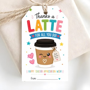 Op de afbeelding: Een cadeaulabel met een illustratie van een koffiekopje en de tekst "Thanks a LATTE FOR ALL YOU DO!" in kleurrijke letters. Het label bevat ook de tekst "HAPPY TEACHER APPRECIATION WEEK!" en "Best Teacher Ever!"