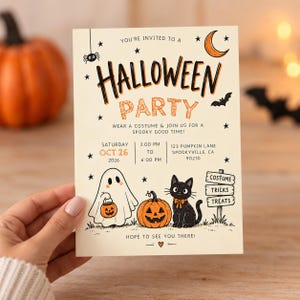 Könnte beinhalten: Eine cremefarbene Halloween-Party-Einladungskarte mit schwarzen und orangefarbenen Illustrationen eines Geistes, eines Kürbisses, einer schwarzen Katze, einer Mondsichel und eines Wegweisers. Der Text lautet: YOU'RE INVITED TO A HALLOWEEN PARTY.