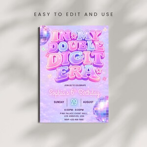 Könnte beinhalten: Eine Geburtstagseinladung im Lila- und Rosaton. Der Text "IN MY DOUBLE DIGIT ERA" steht im Mittelpunkt. Die Einladung enthält den Namen des Geburtstagskindes, Datum, Uhrzeit und Ort. Zwei Discokugeln sind im Design enthalten.