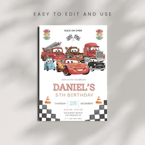 Może przedstawiać: Zaproszenie urodzinowe z samochodami z kreskówek, w tym czerwonym samochodem wyścigowym. Zaproszenie brzmi "DANIEL'S 5TH BIRTHDAY" ze szczegółami wydarzenia. Tekst "EASY TO EDIT AND USE" znajduje się na górze.