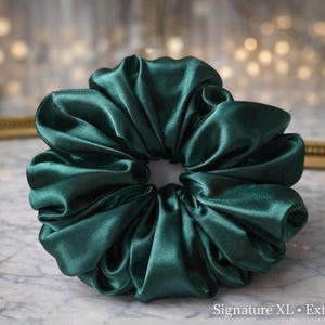 Överdimensionerad satinhårband XL | Smaragdgrönt hårband | Lyxigt hårtillbehör | Stort hårband | Elegant hästsvansband