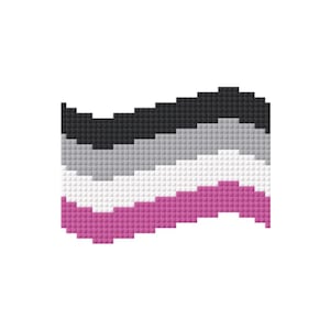 以下が含まれることがあります： アセクシュアルプライドフラッグ。旗は、黒、グレー、白、紫の4つの水平ストライプがあります。デザインは小さな正方形のピクセルでできており、デジタルまたはピクセル化された外観になっています。旗は白い背景にあります。