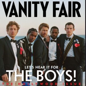 Op de afbeelding: Vanity Fair magazine cover met de kop "LET'S HEAR IT FOR THE BOYS!" en "THE HOLLYWOOD ISSUE". Vijf mannen in formele kleding, in pakken en vlinderdassen, zijn afgebeeld. Het tijdschrift vermeldt ook namen. De mannen staan op een strand.