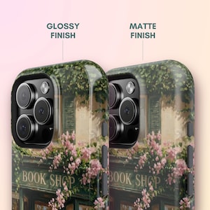 K&ouml;nnte beinhalten: Zwei Handyh&uuml;llen mit einer Buchladen-Illustration, rosa Blumen und gr&uuml;nen Ranken. Eine H&uuml;lle hat ein gl&auml;nzendes Finish, die andere ein mattes. Der Text "BOOK SHOP" ist auf beiden H&uuml;llen aufgedruckt, die zudem die Kameralinsen zeigen.